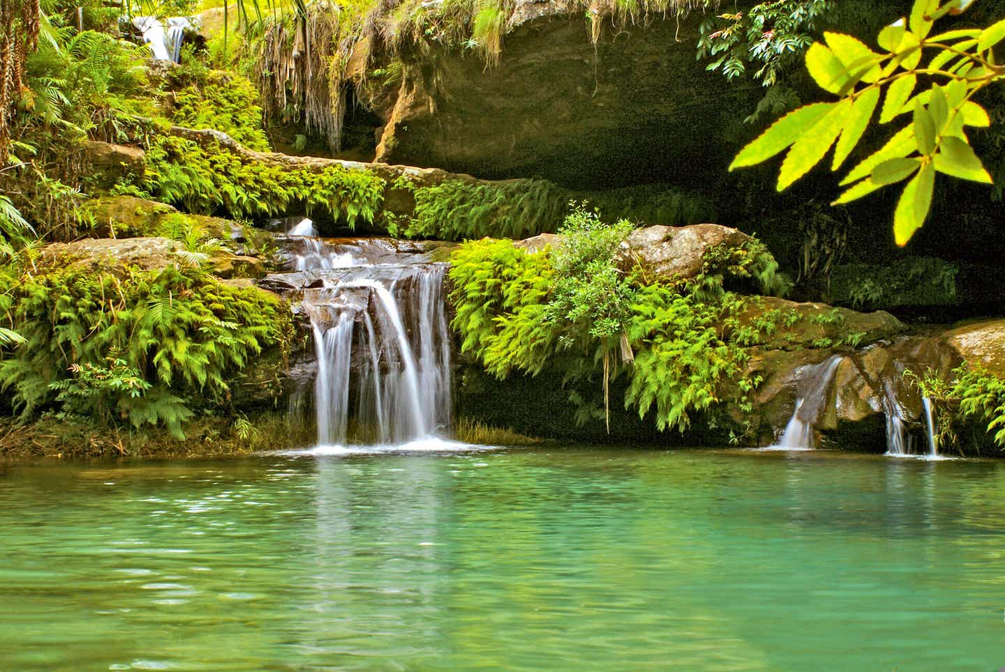 Mitarbeiter-Tipp Madagaskar erleben. See mit Wasserfall im Nationalpark Isalo.
