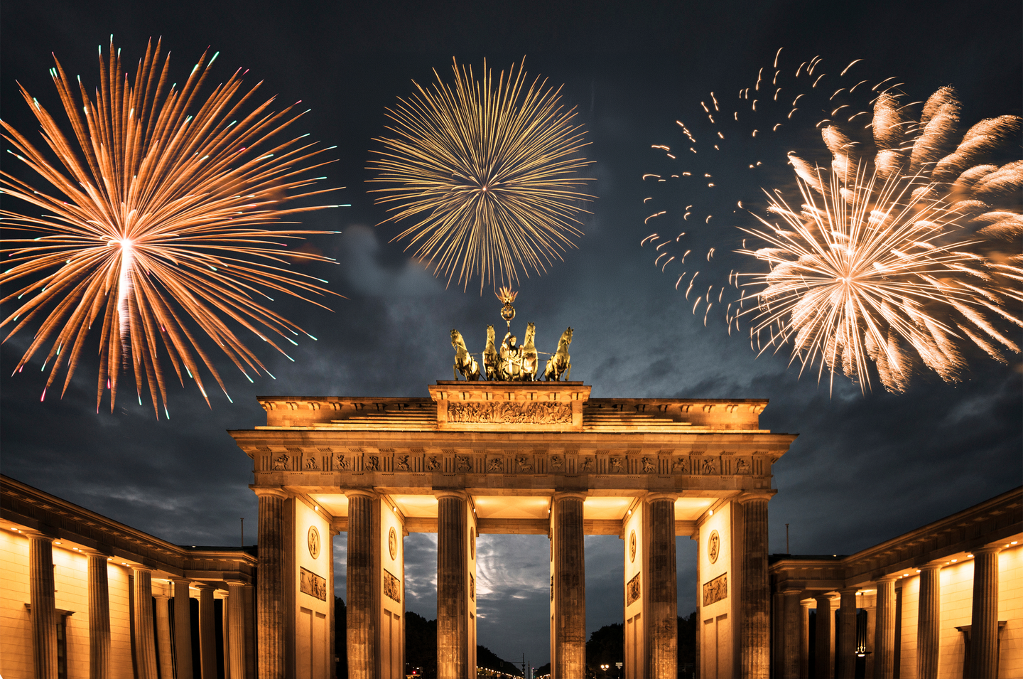 Silvesterreisen: Buntes Feuerwerk am Brandenburger Tor in Berlin