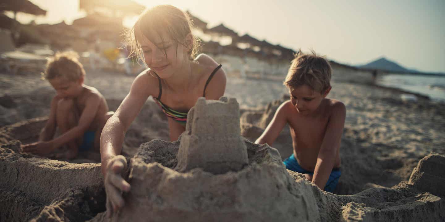 Spielende Kinder am Strand von Mallorca