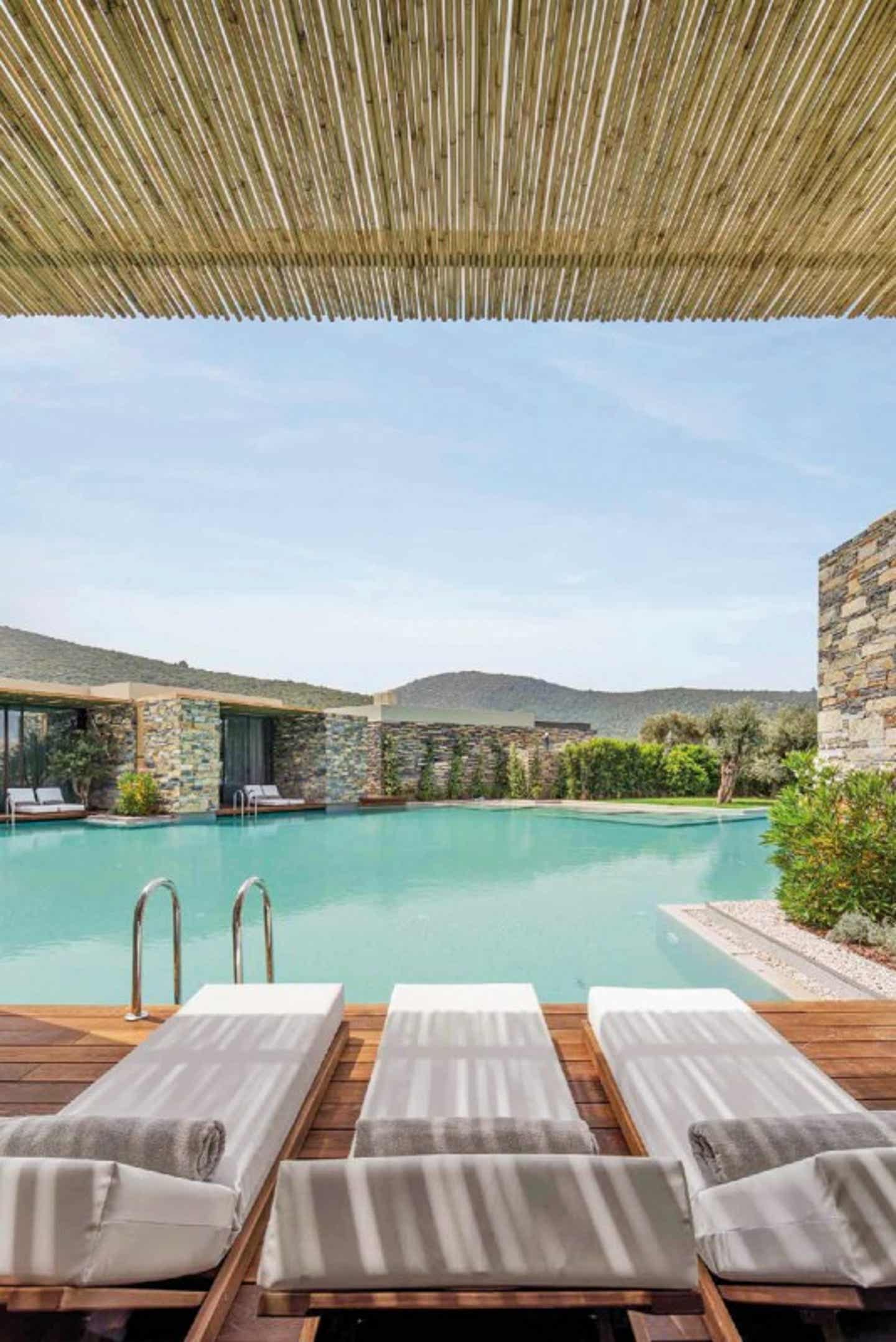 Blick auf die Poolandschaft des Voyage Torba