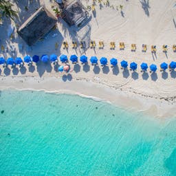 mexiko-yucatan-isla-mujeres-sonnenschirme-am-strand-g-865927772.jpg