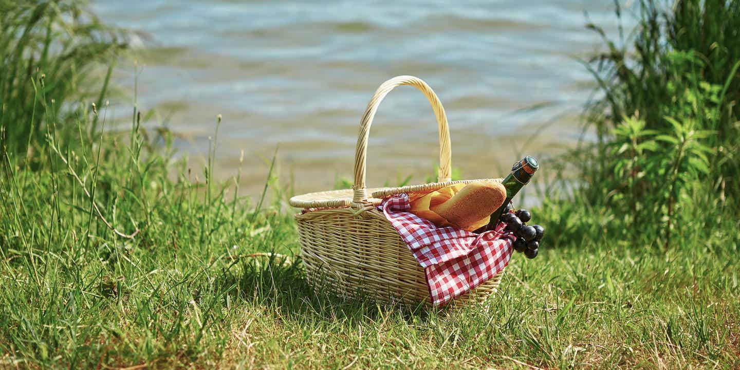 Spreewald Urlaub mit DERTOUR. Gefüllter Picknickkorb an einem Seeufer
