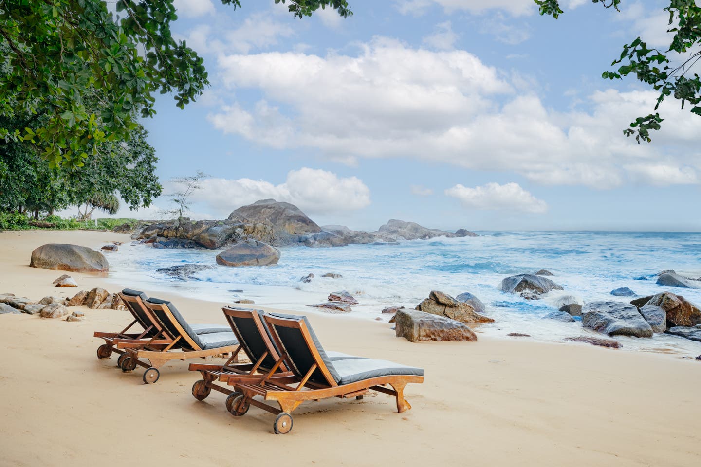Sonnenliegen am Strand des Sentido Khao Lak