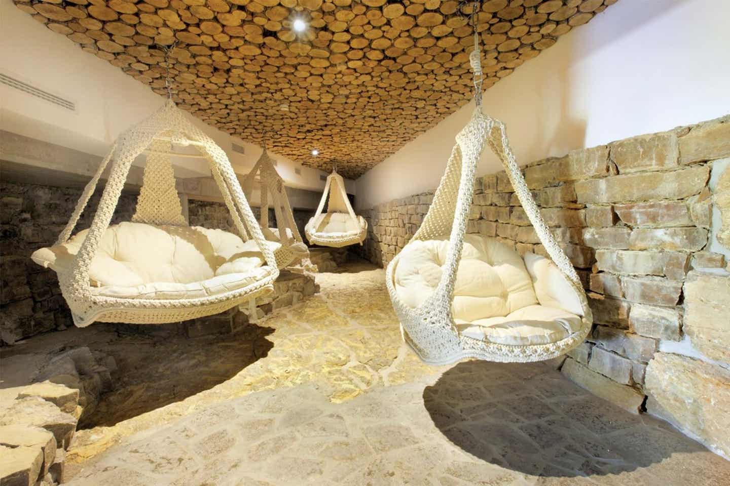 Außergewöhnlichste Hotels Deutschland. Ruheraum mit Hängesesseln im Mawell Resort