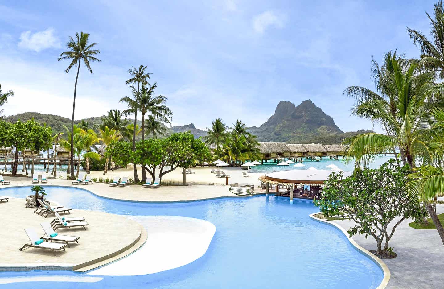 Pool mit Palmen und Berg im Hintergrund