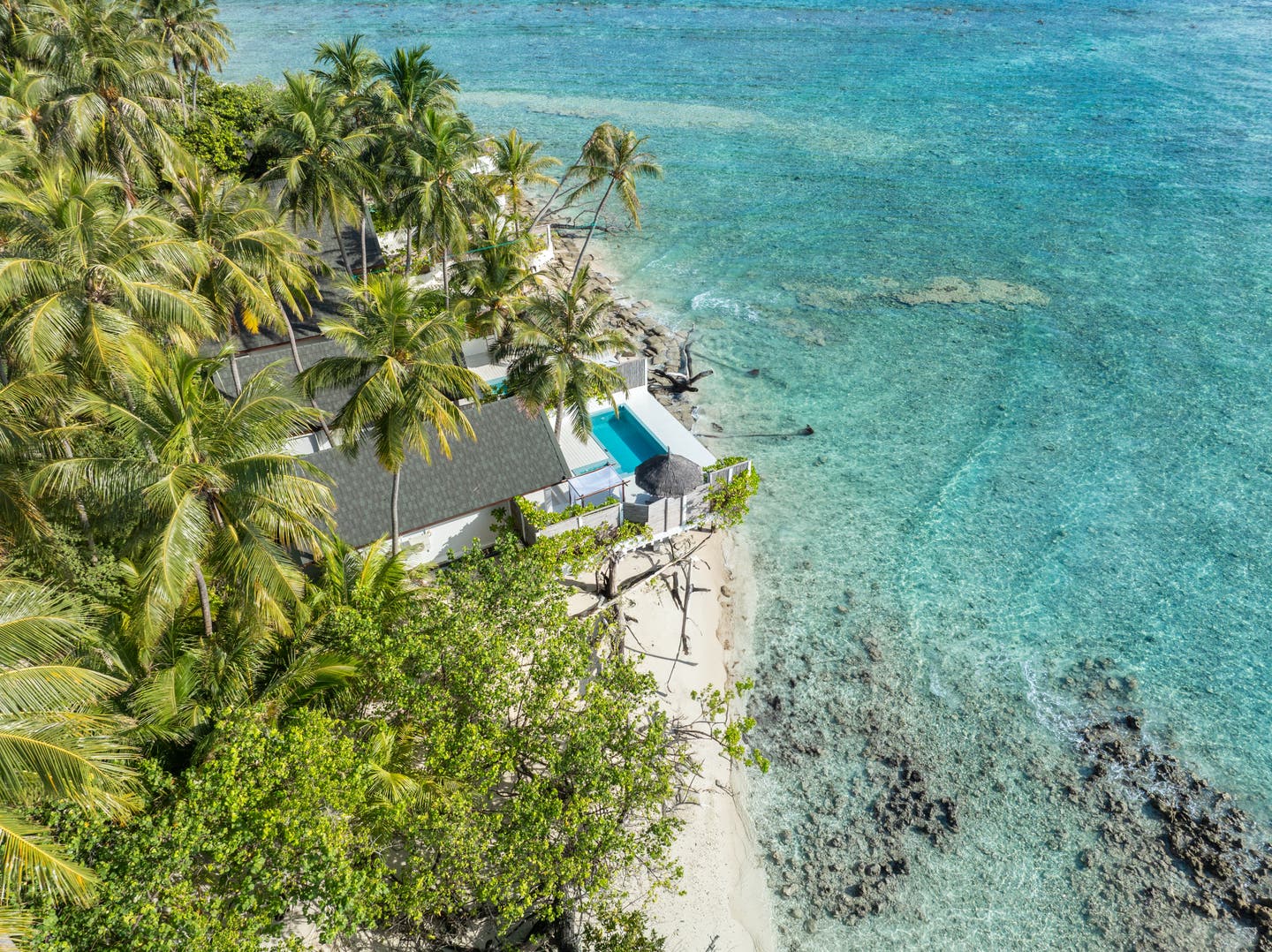 Eine Poolvilla am Strand des Hotels