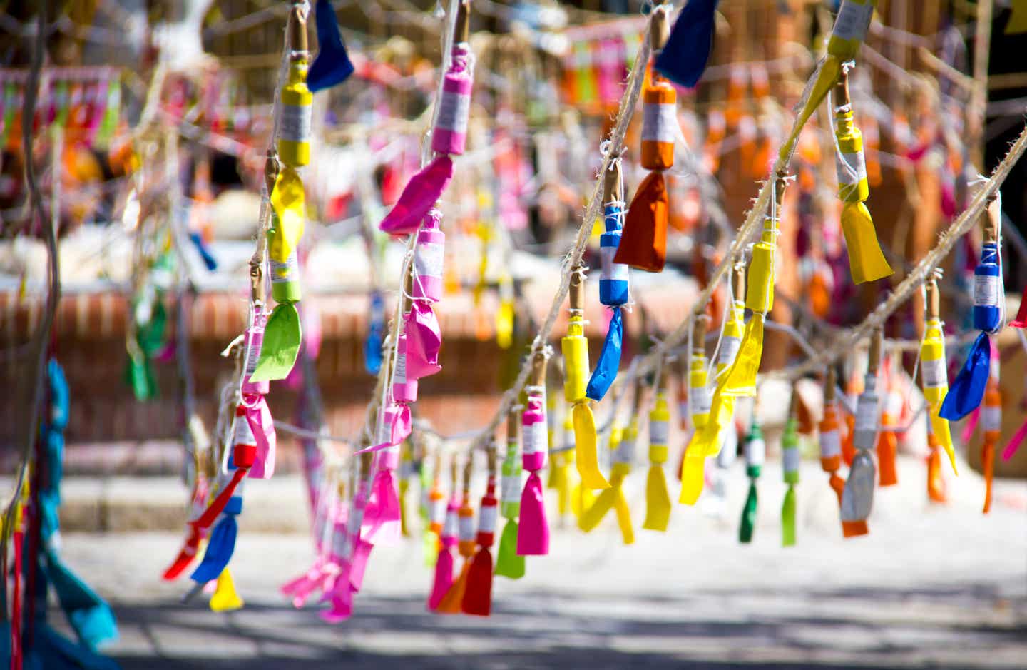 Las Fallas Bunte Ketten über den Straßen Spaniens