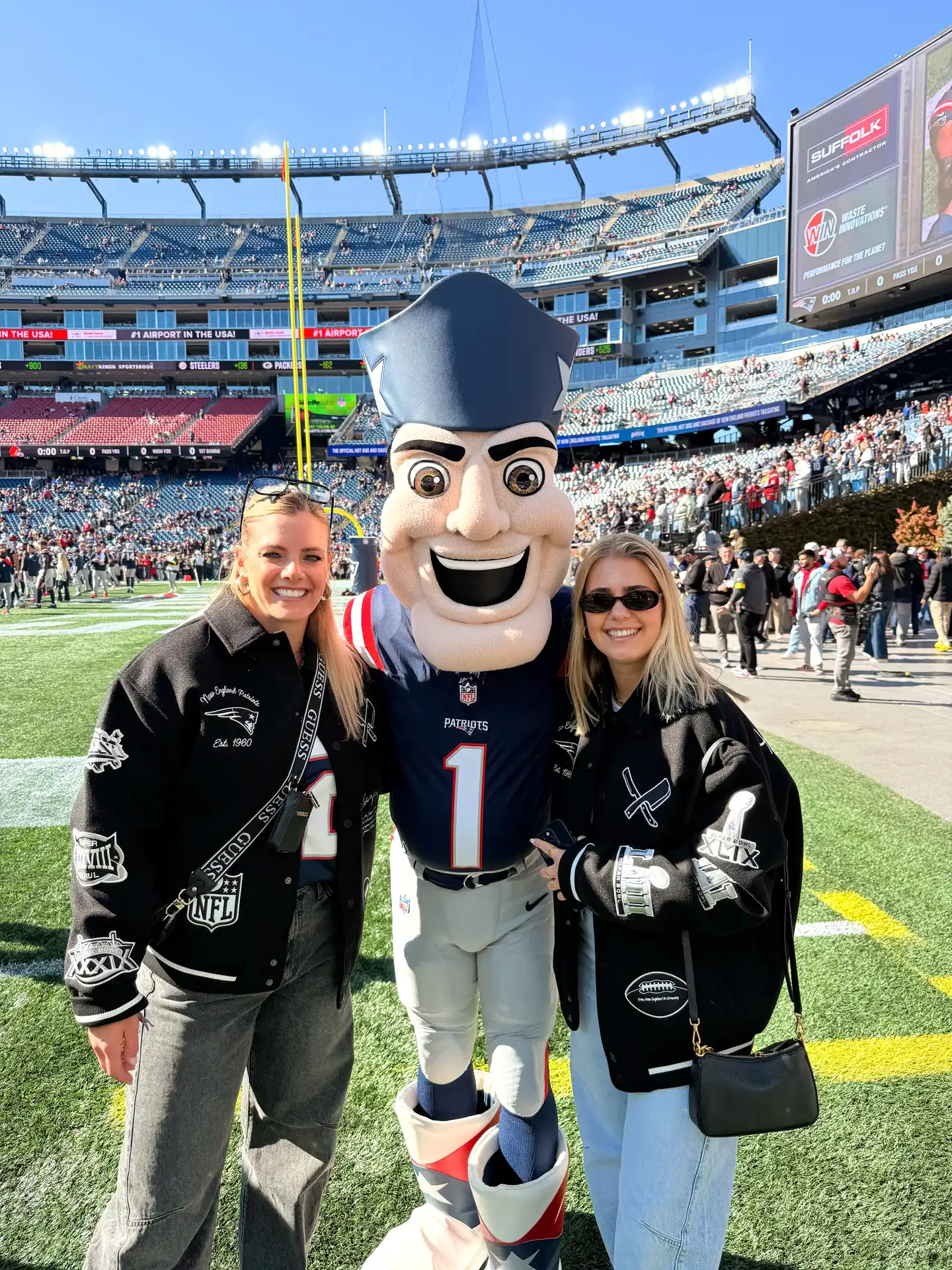 Fans der Patriots mit Maskottchen Fans der Patriots mit Maskottchen