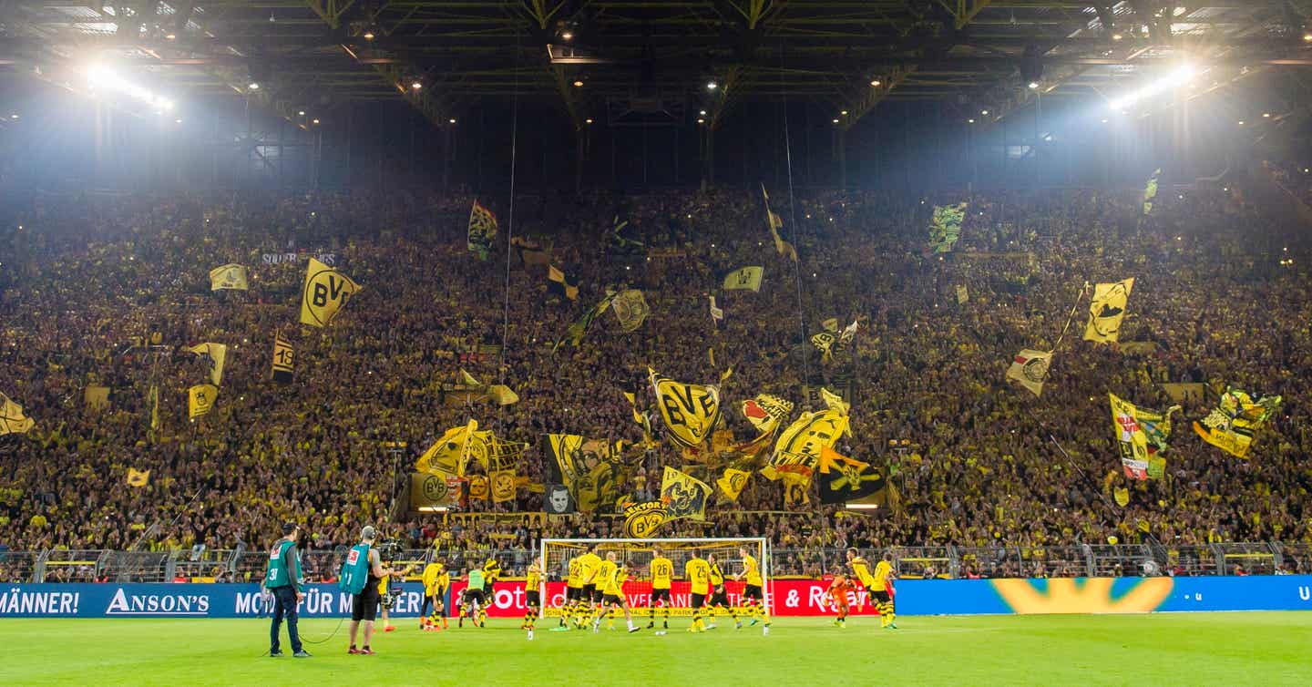 Borussia Dortmund Tickets. Spielszene vor den Fans der Südtribüne.