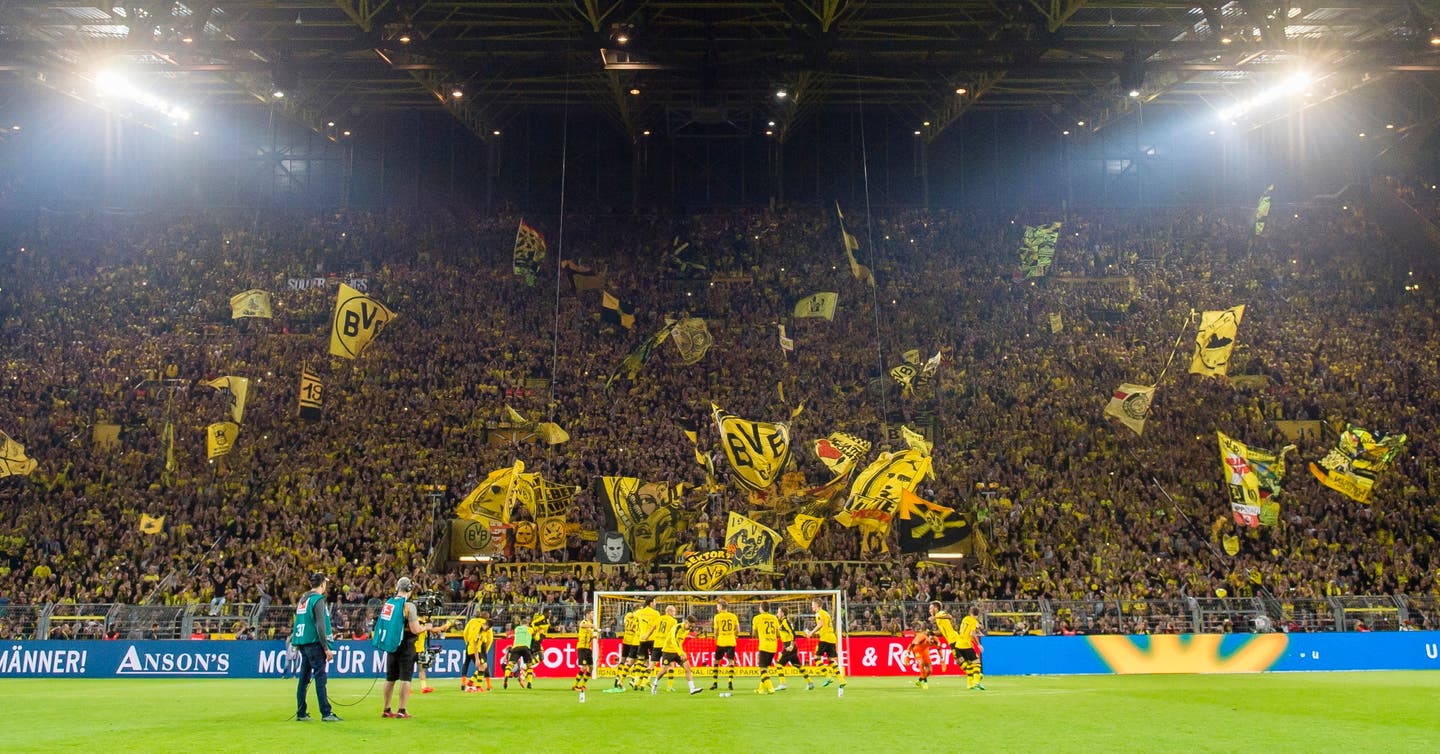 Tribüne und Spieler Borussia Dortmund