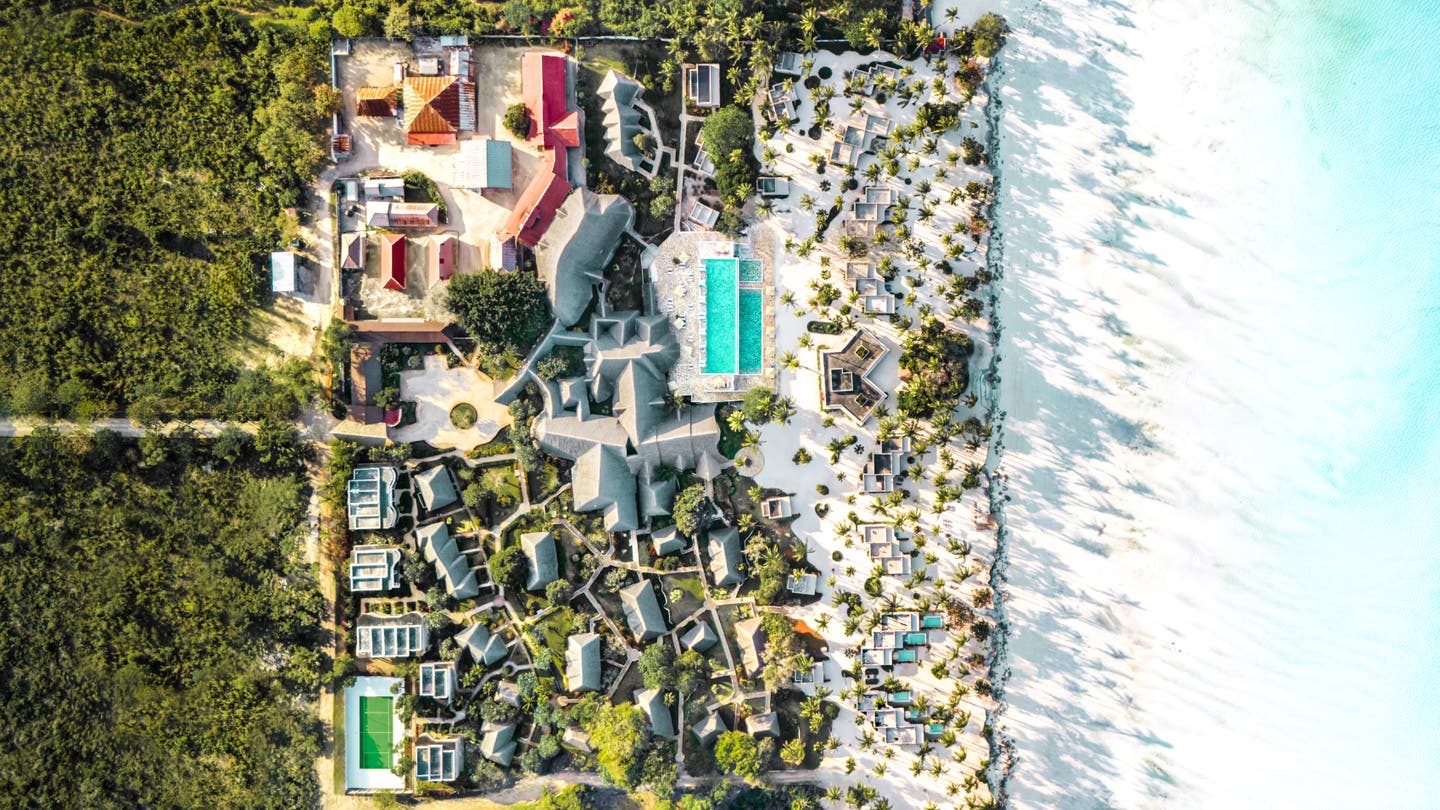 Größeres Drohnenbild des Hotels mit Umgebung – Topshot