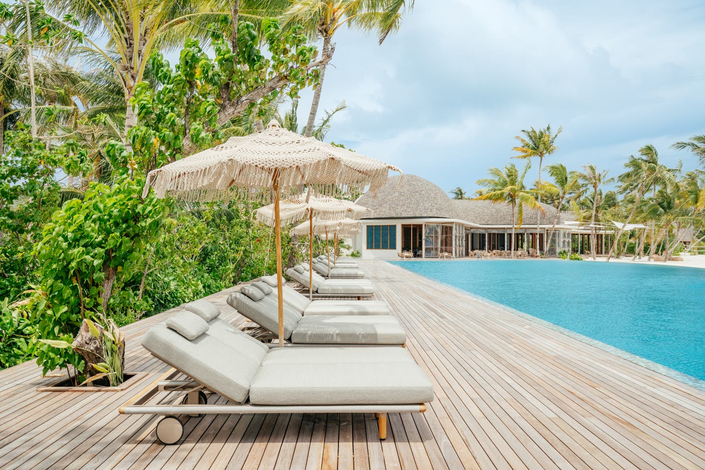 Liegen am Pool des ananea Madivaru Maldives