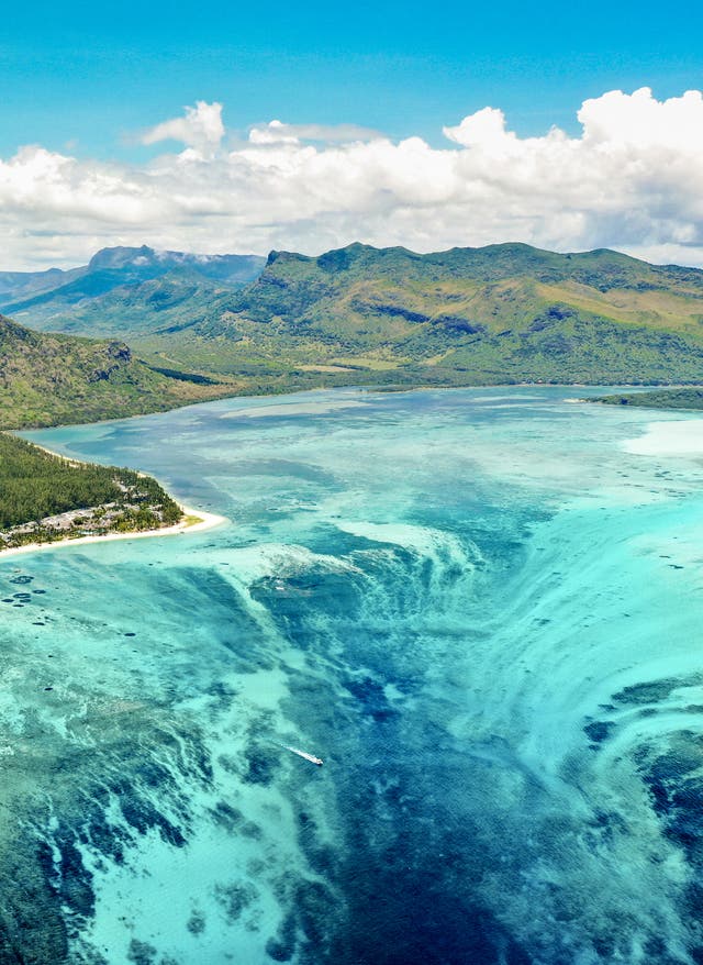 Unterwasser Wasserfall Einzigartig und atemberaubend schön: der Unterwasser-Wasserfall