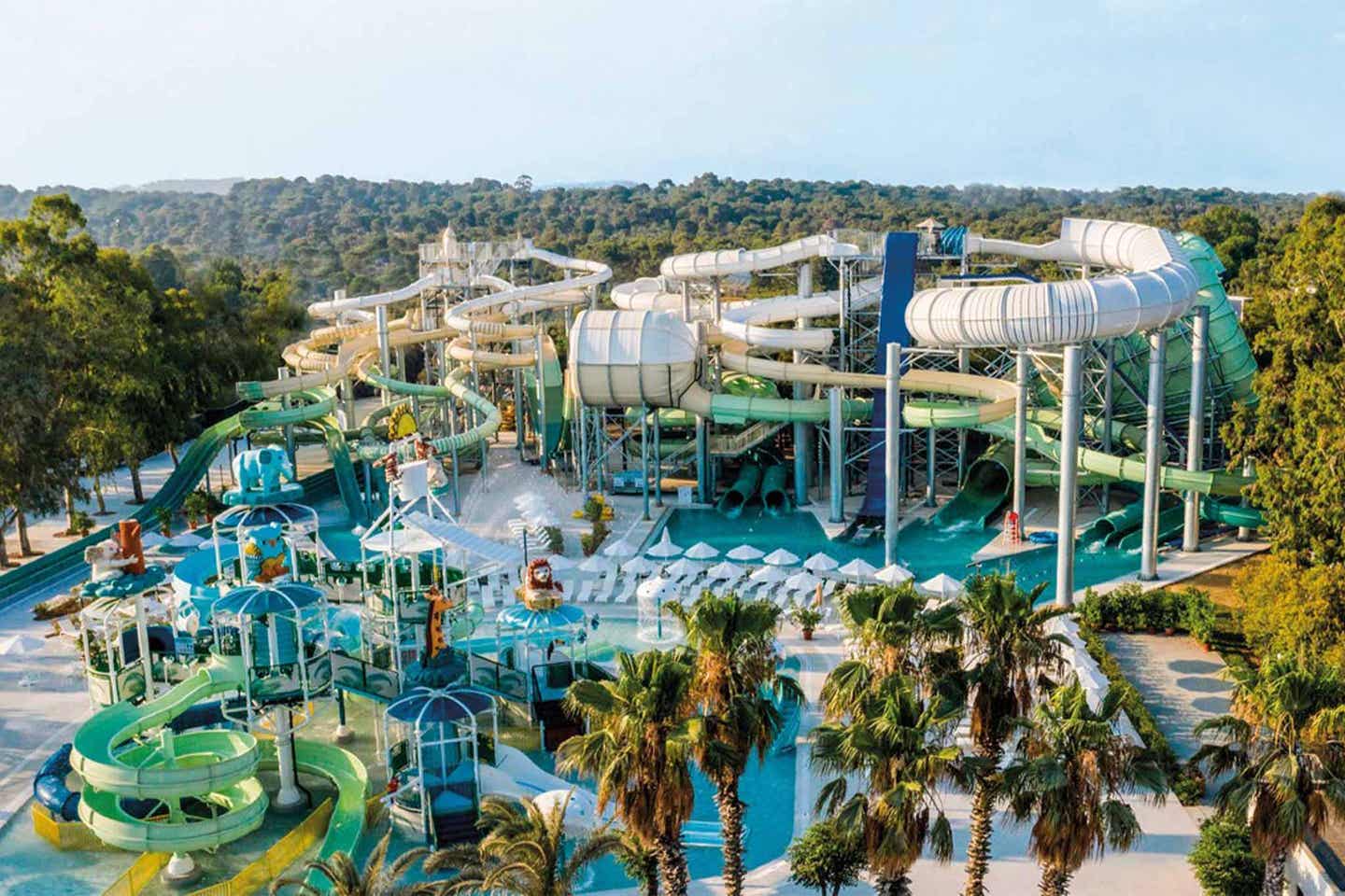 Blick von oben auf den Aquapark Palomaqua in der Türkei