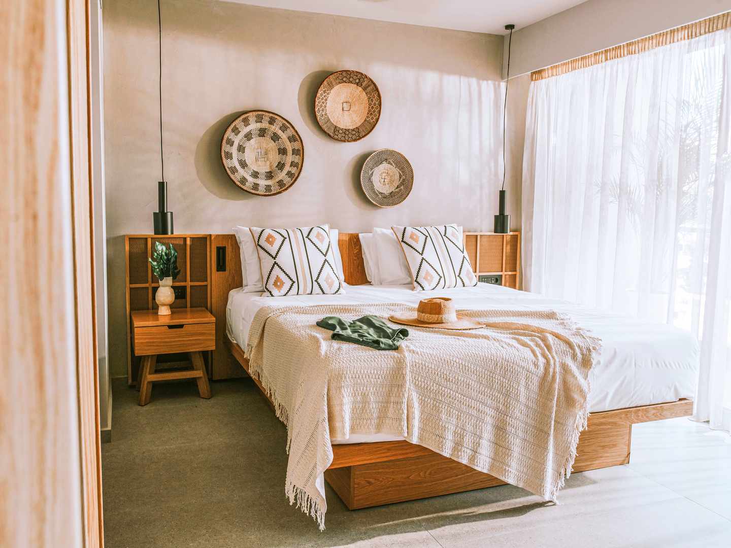 Doppelzimmer im Sentido Unique Blue Resort auf Kreta mit Holzbetten, neutralen Textilien, Wanddekor und bodentiefen Vorhängen
