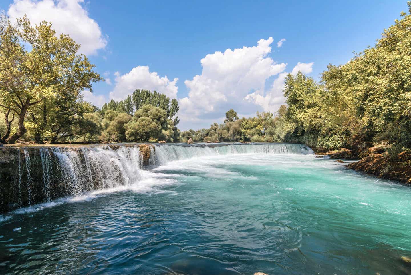 Türkei- schönste Orte: Wasserfall in Manavgat, inmitten von Bäumen