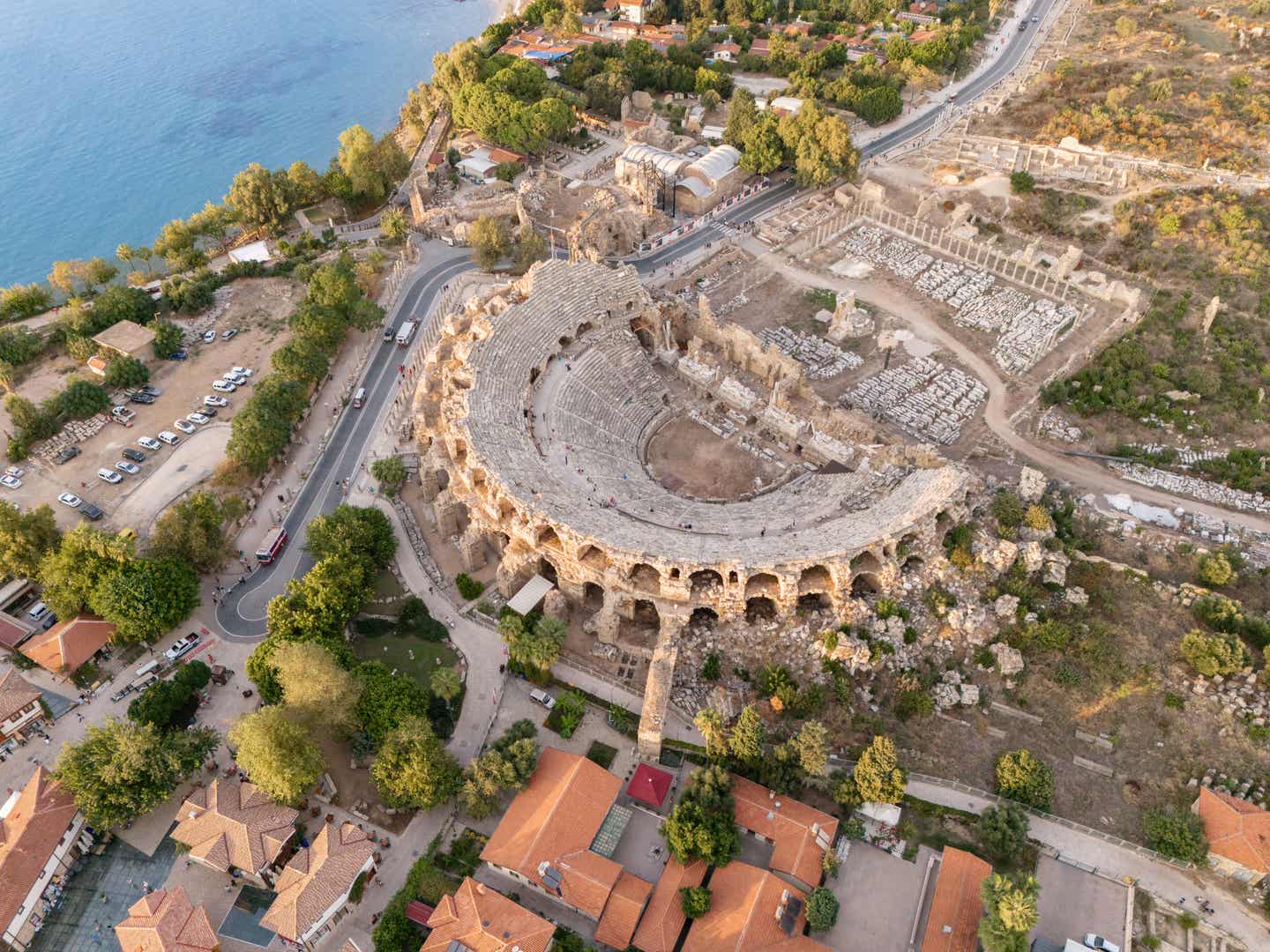 Luftaufnahme des antiken Theaters im Side-Urlaub mit Meer im Hintergrund.