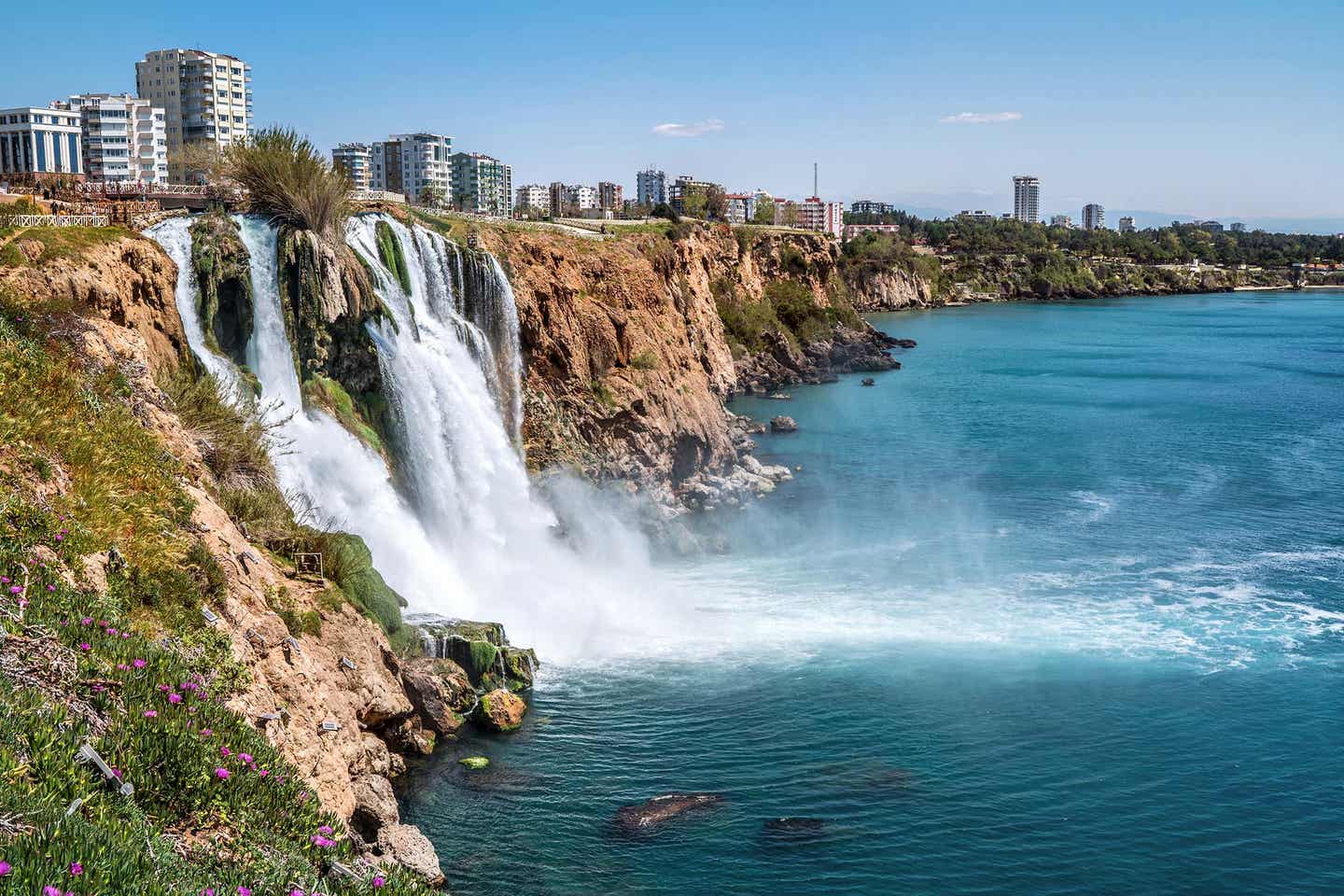 Antalya Wasserfälle an einer Klippe in der Nähe vom Lara Strand