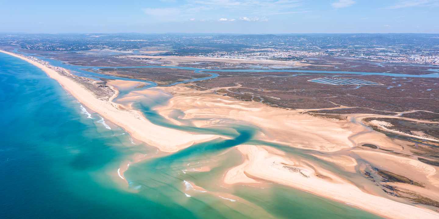 Lagunenlandschaft der Ria Formosa an der Algarve mit Sandbänken und flachen Wasserarmen