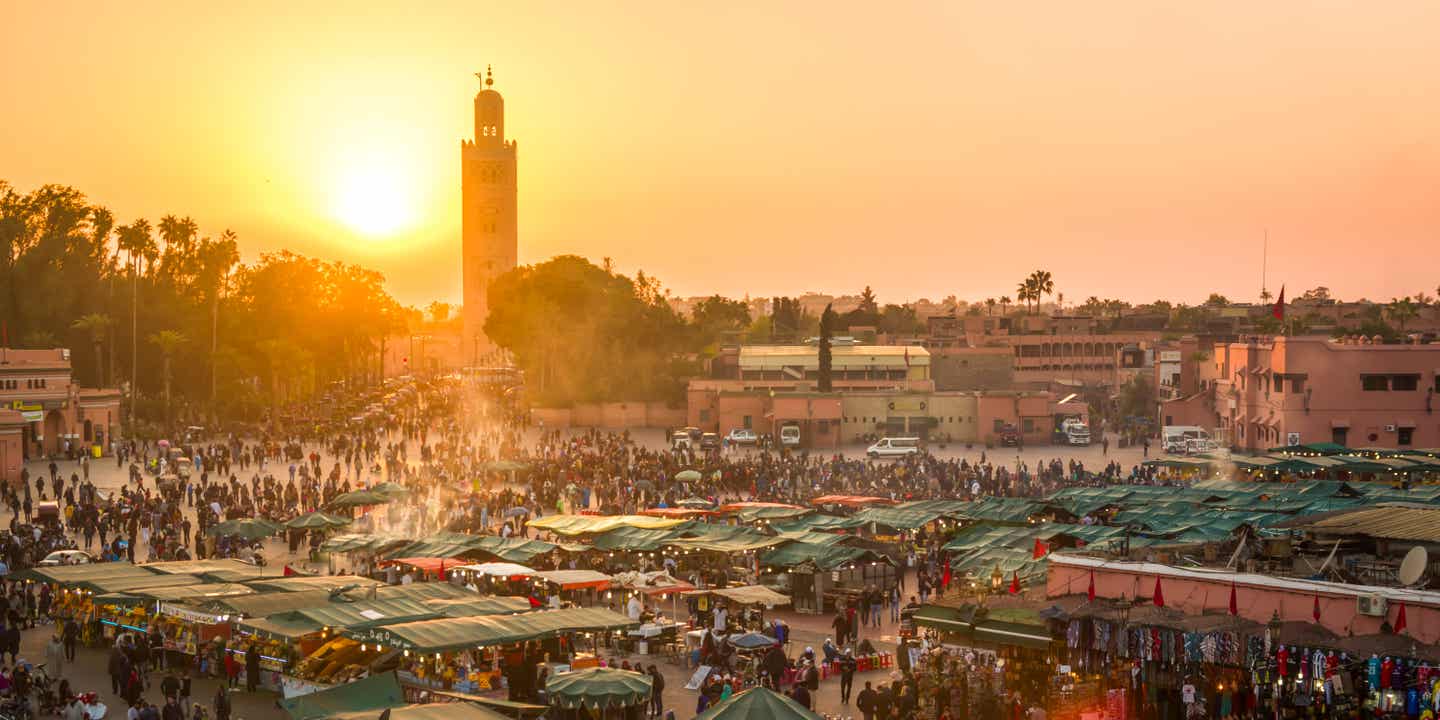 Blick auf eine orientalische Altstadt mit Marktplatz und Turm bei Sonnenuntergang