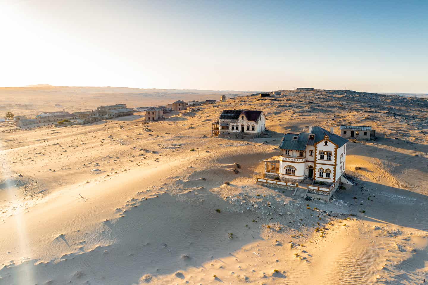 Beste Reisezeit Namibia: Kolmanskop bei Sonnenuntergang