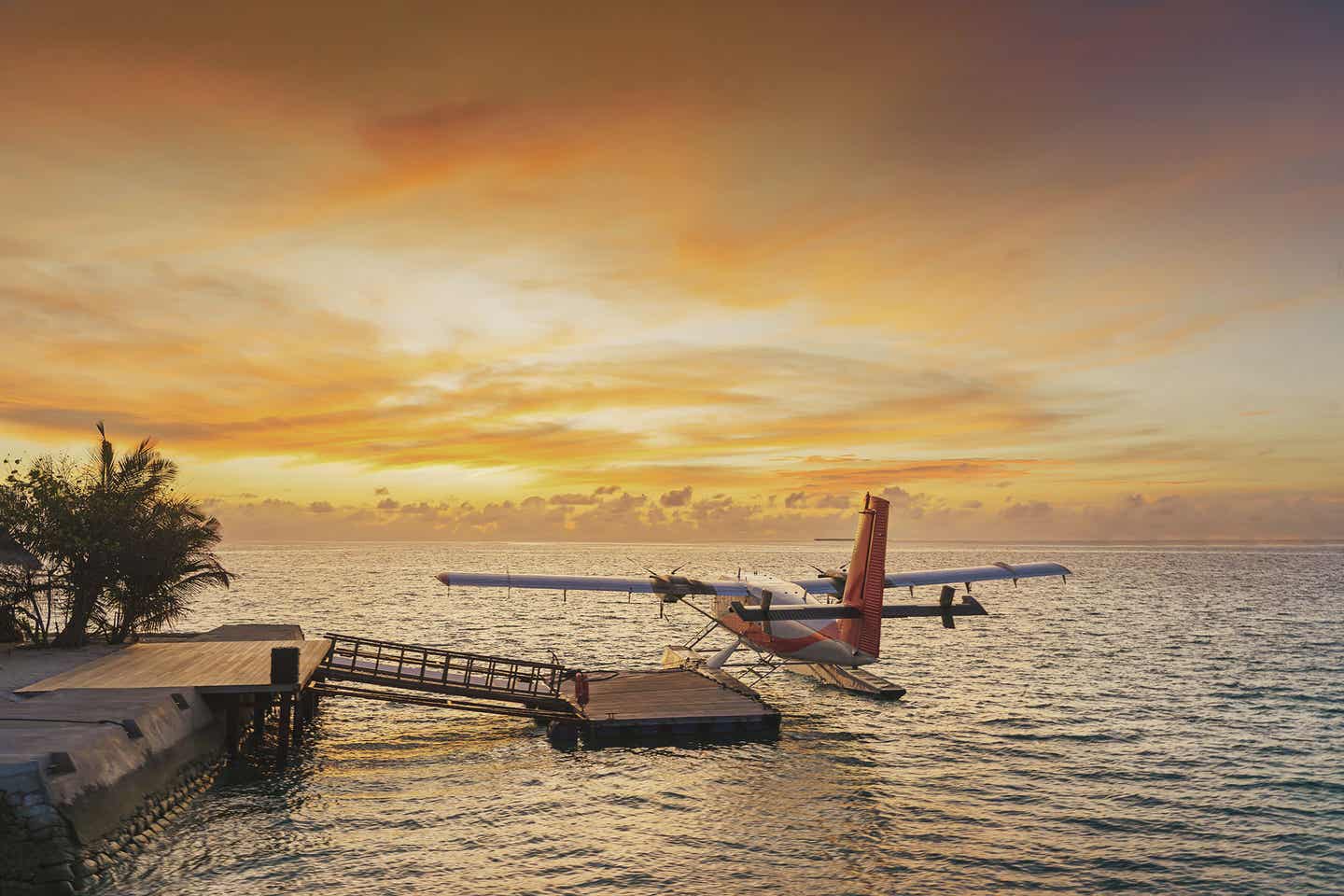 Wasserflugzeug auf dem Wasser bei Sonnenuntergang