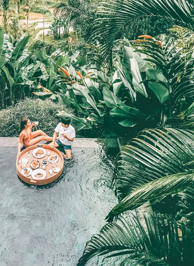 Vegan Reisen Ein Pärchen frühstückt am Pool