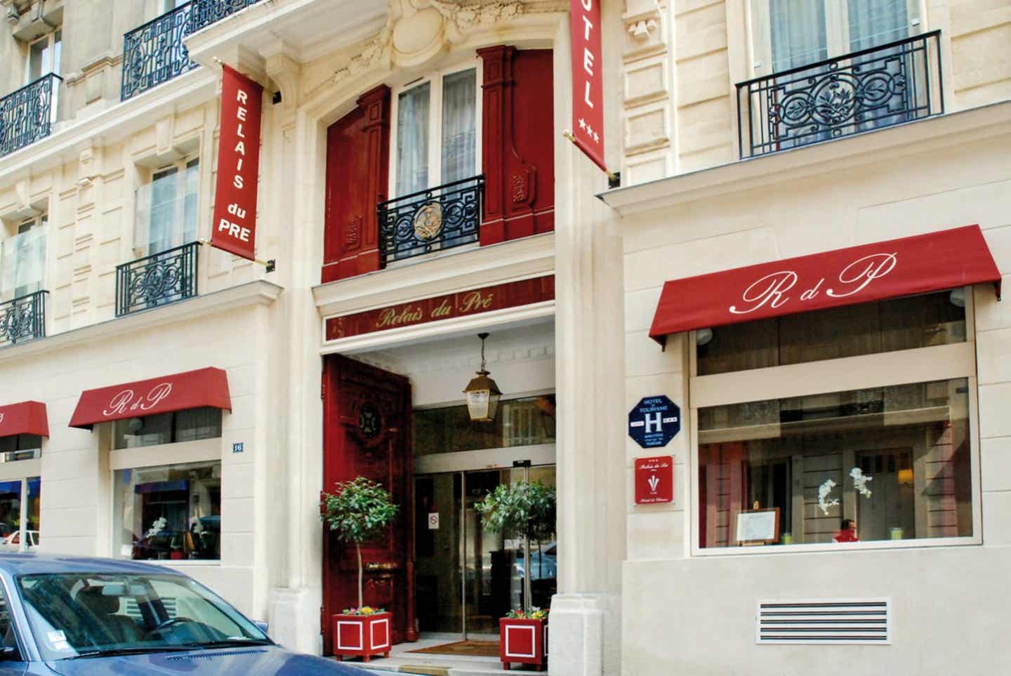 Blick auf den Hoteleingang des Hotel Relais du Pre in Paris