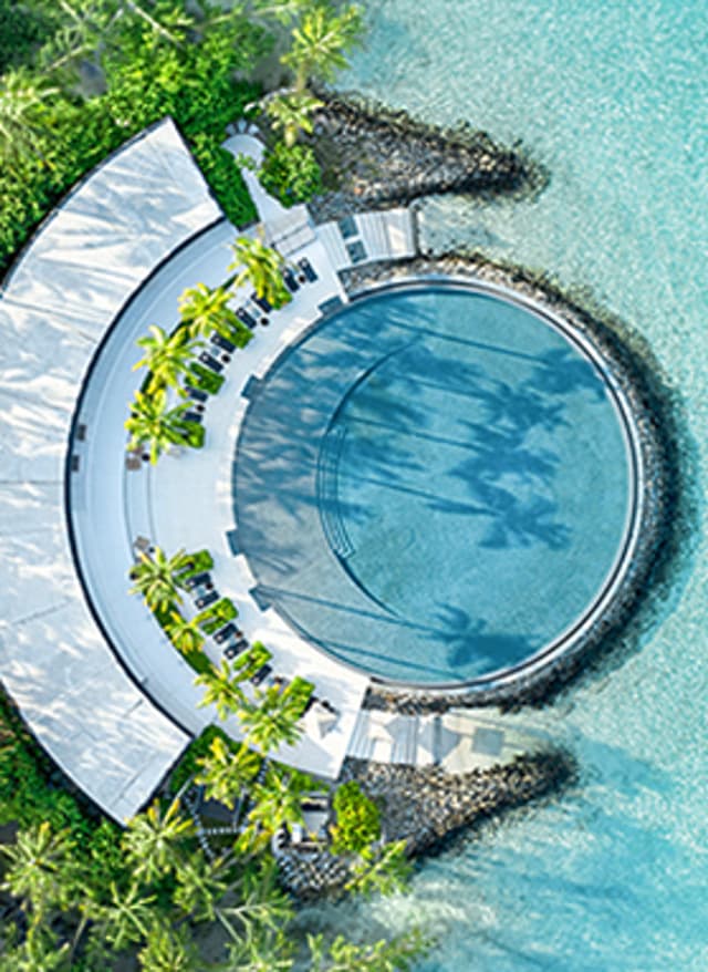 Jetzt entdecken Malediven Ritz Carlton Pool Meer Palmen