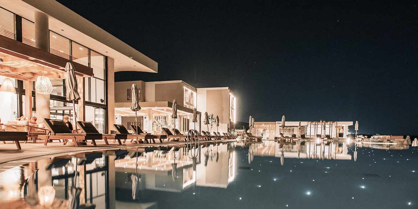 Beleuchteter Sentido Pool im Sentido Unique Blue Resort auf Kreta in der Nacht