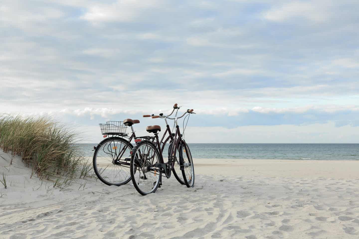 Kühlungsborn Urlaub mit DERTOUR. Zwei Fahrräder am Ostseestrand