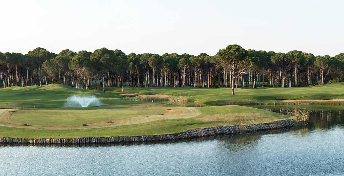 Golfplatz in Belek mit Wasserfontäne