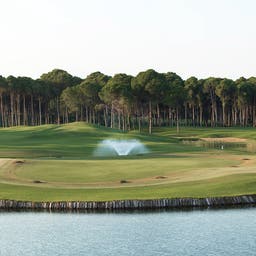 tuerkei-belek-golfplatz-mit-fontaene-und-wasser-im-vordergrund-g-184294747.jpg