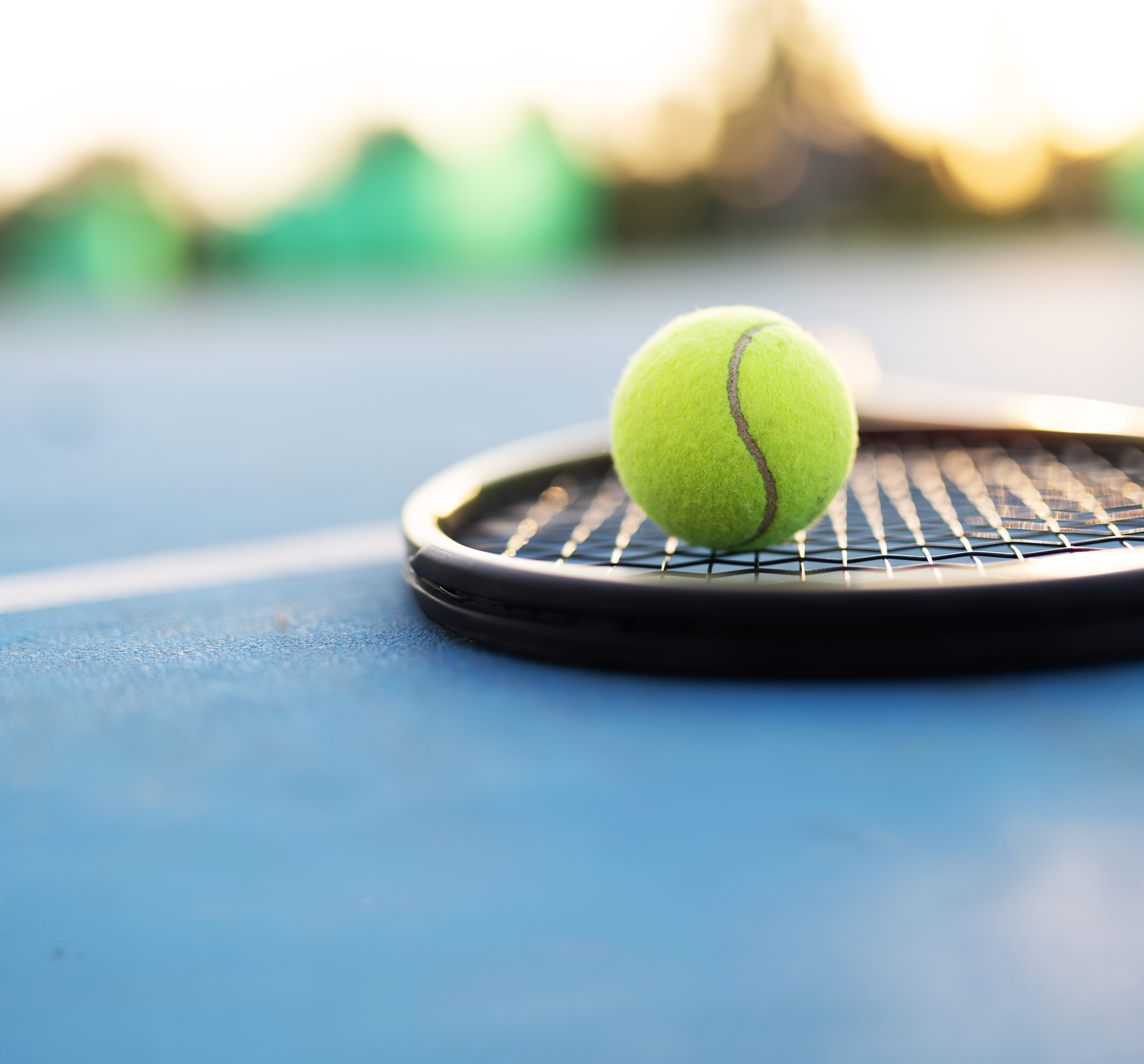 Tennisschläger und Ball