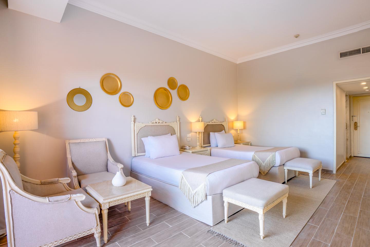 Schlafzimmer mit Doppelbett des Doppelzimmers Superior mit seitlichem Meerblick