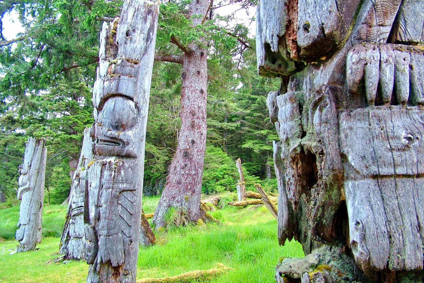 Totempfähle auf Haida Gwaii 