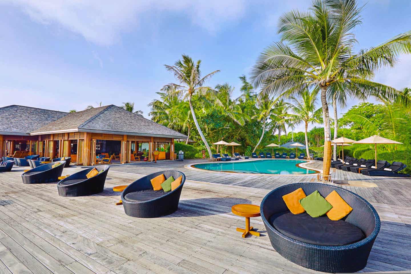 Kuredu Island Resort & Spa: Sitzen am Pool