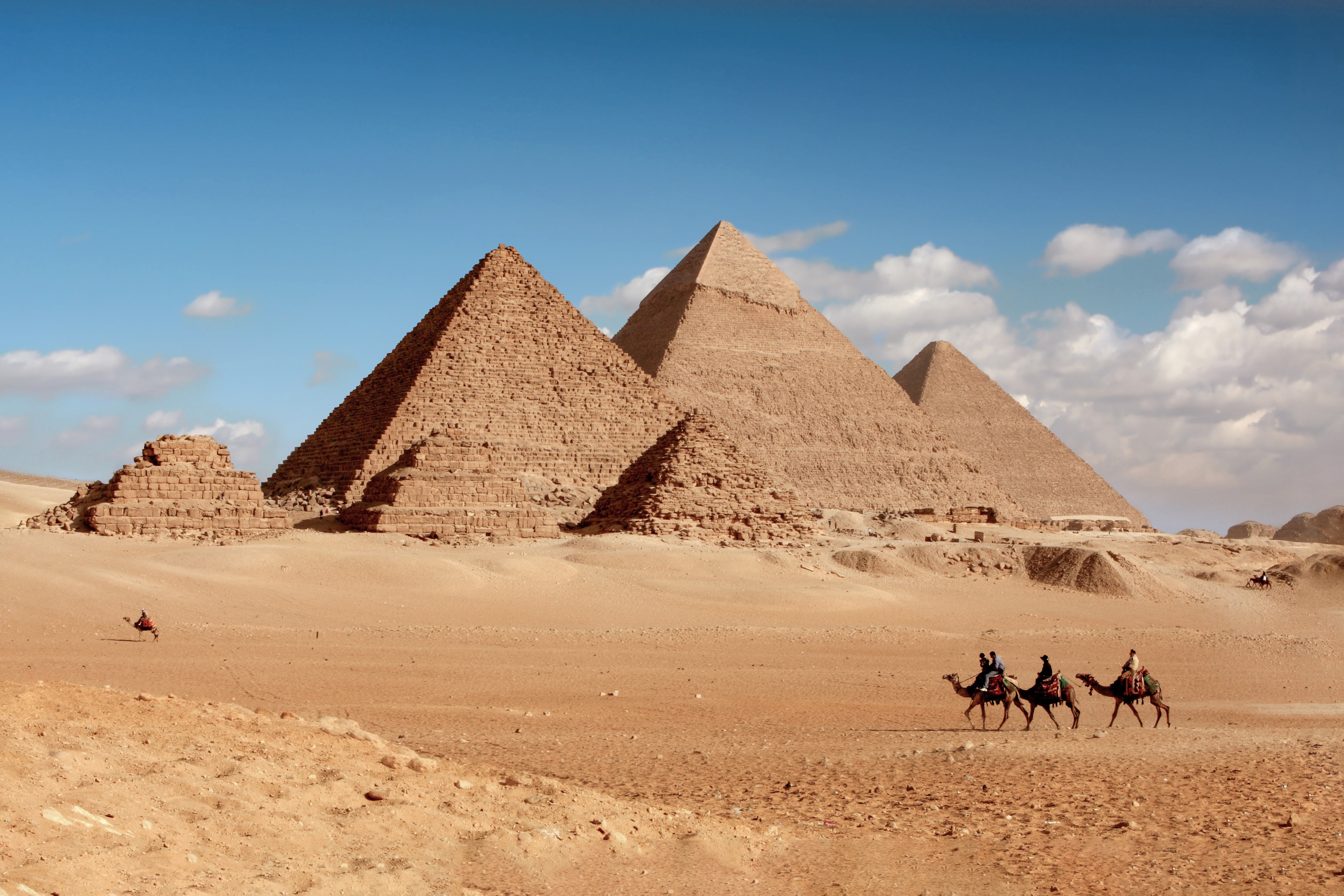 Что представляют собой египетские пирамиды. Пирамида Хеопса Каир. Пирамида Гиза Египет. Великий сфинкс Гизы. Пирамиды Хеопса Хефрена и Микерина.
