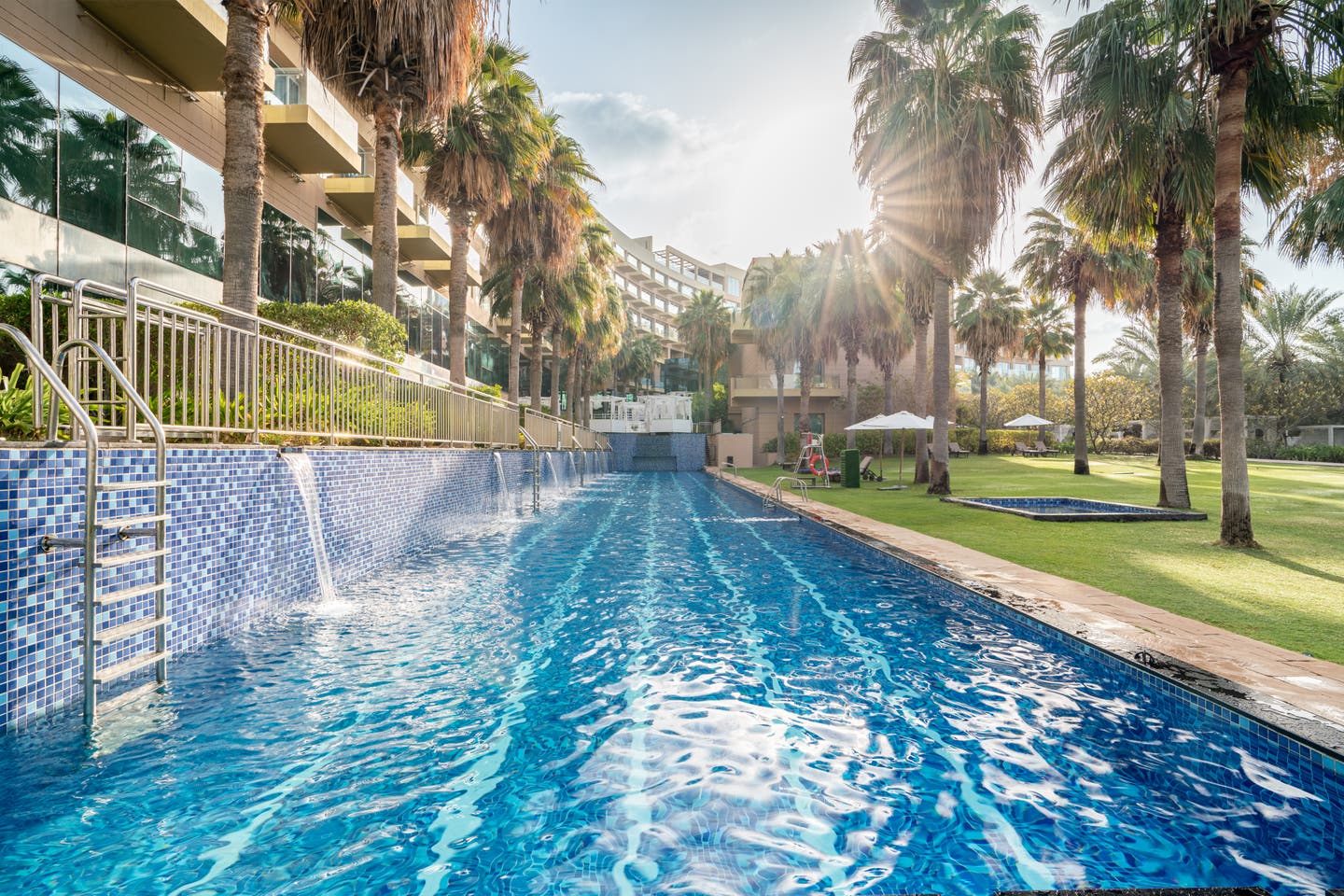 Blick auf die Schwimmbahn zwischen Hotel und Grünfläche