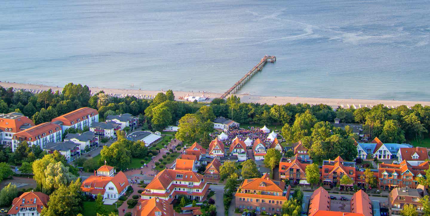 Luftaufnahme von Boltenhagen an der Ostsee mit Seebrücke und Strandkörben am Sandstrand