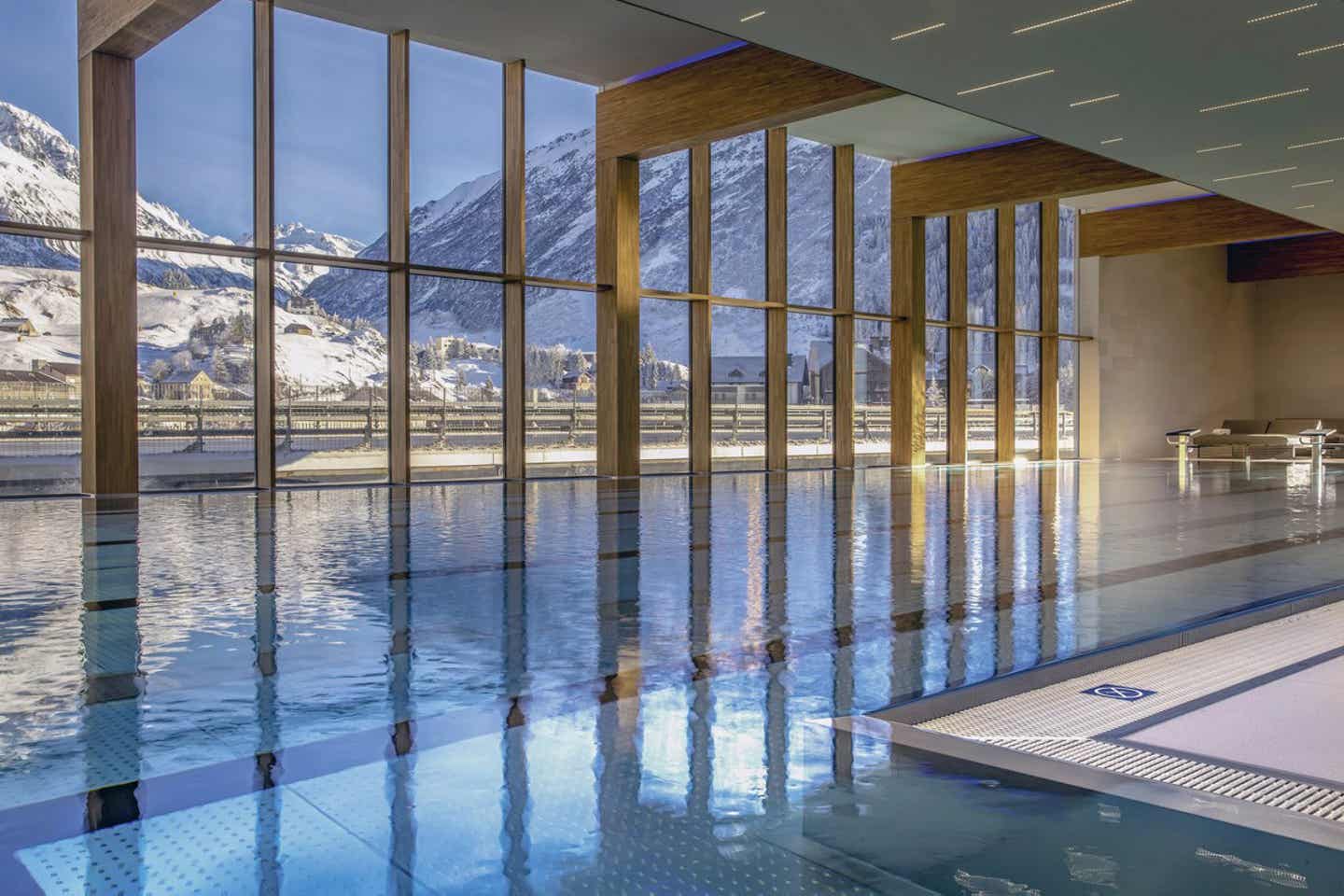 Schwimmen in traumhafter Bergkulisse