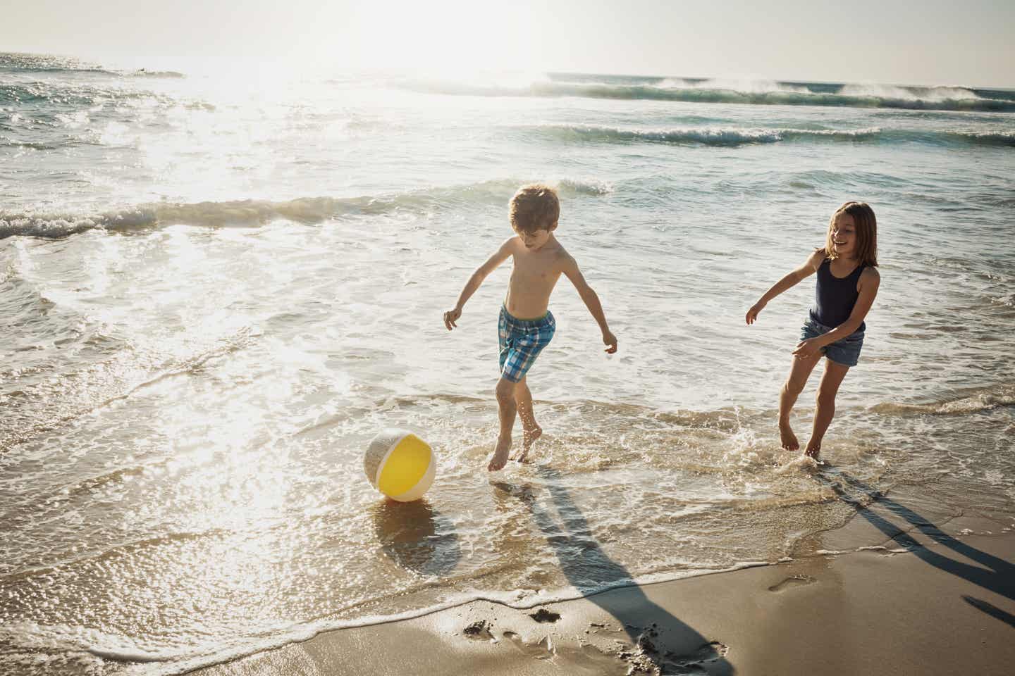 Ägypten mit Kindern  - Kinder spielen am Strand