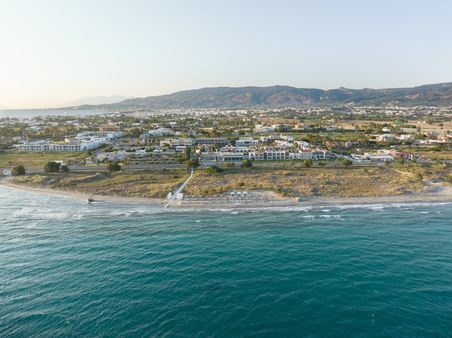 Blick auf die Hotelanlage mit Meer im Vordergrund