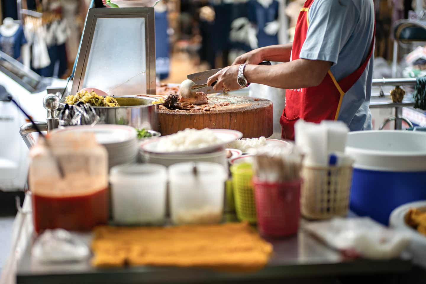 Städtereise Bangkok: Streetfood mit geschmortem Schweinebein