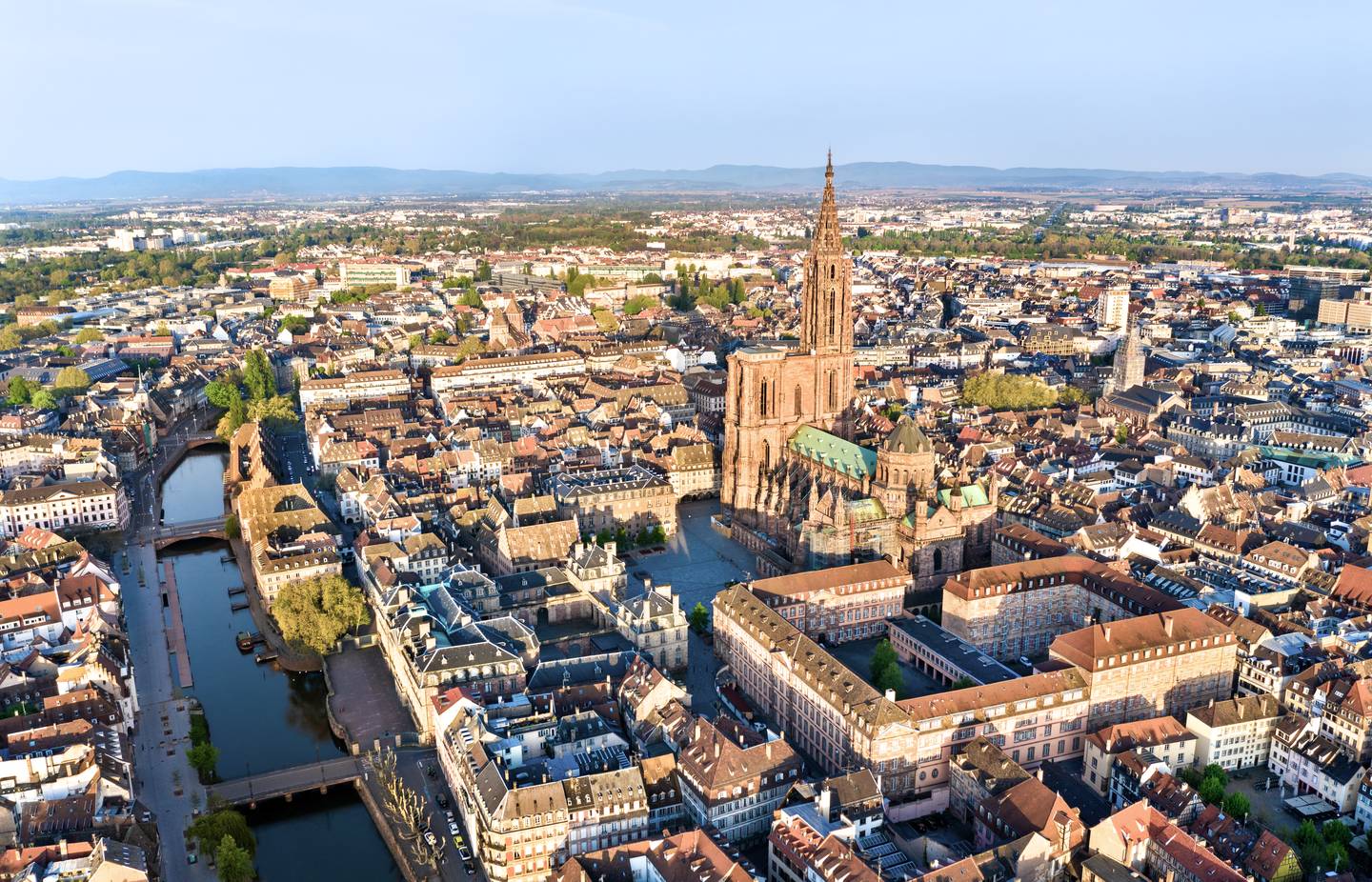 Städtereise Straßburg: Luftaufnahme von Kathedrale am Elsass