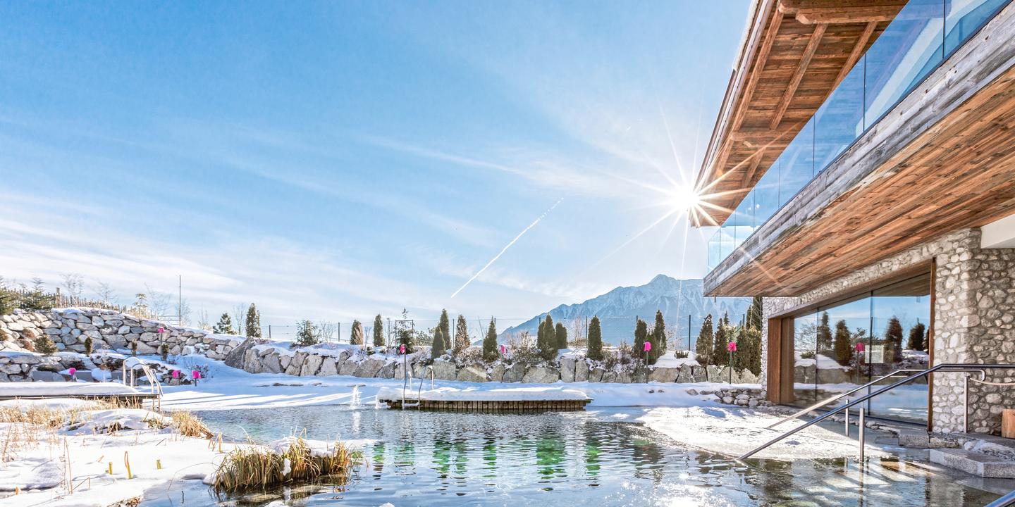 Das Alpenresort Schwarz in Mieming ist eines der schönsten Wellnesshotels in Österreich mit beheiztem Außenpool und Bergblick in die Tiroler Alpen