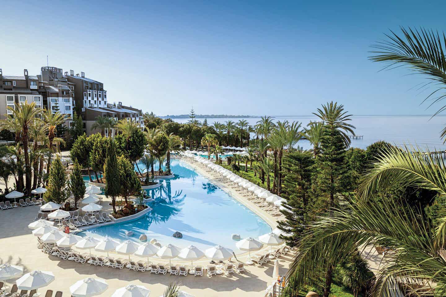 Blick auf den Pool des Paloma Perissia, Türkei 