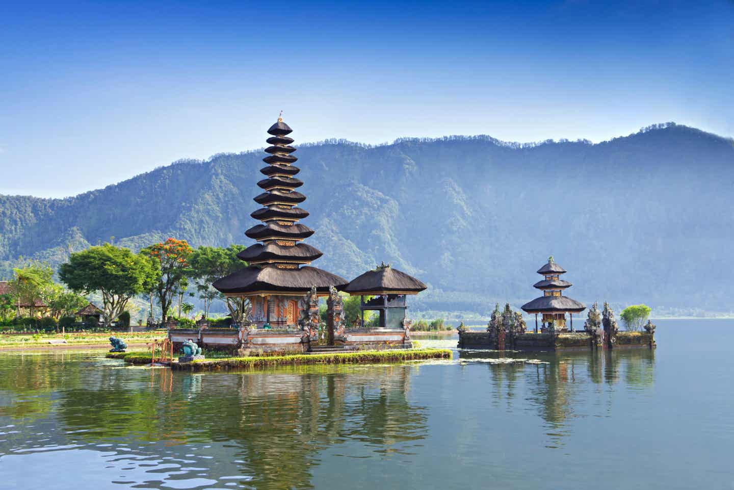 Puru Oulu Tempel auf Bali Blick über den See auf den Puru Oulu Tempel auf Bali