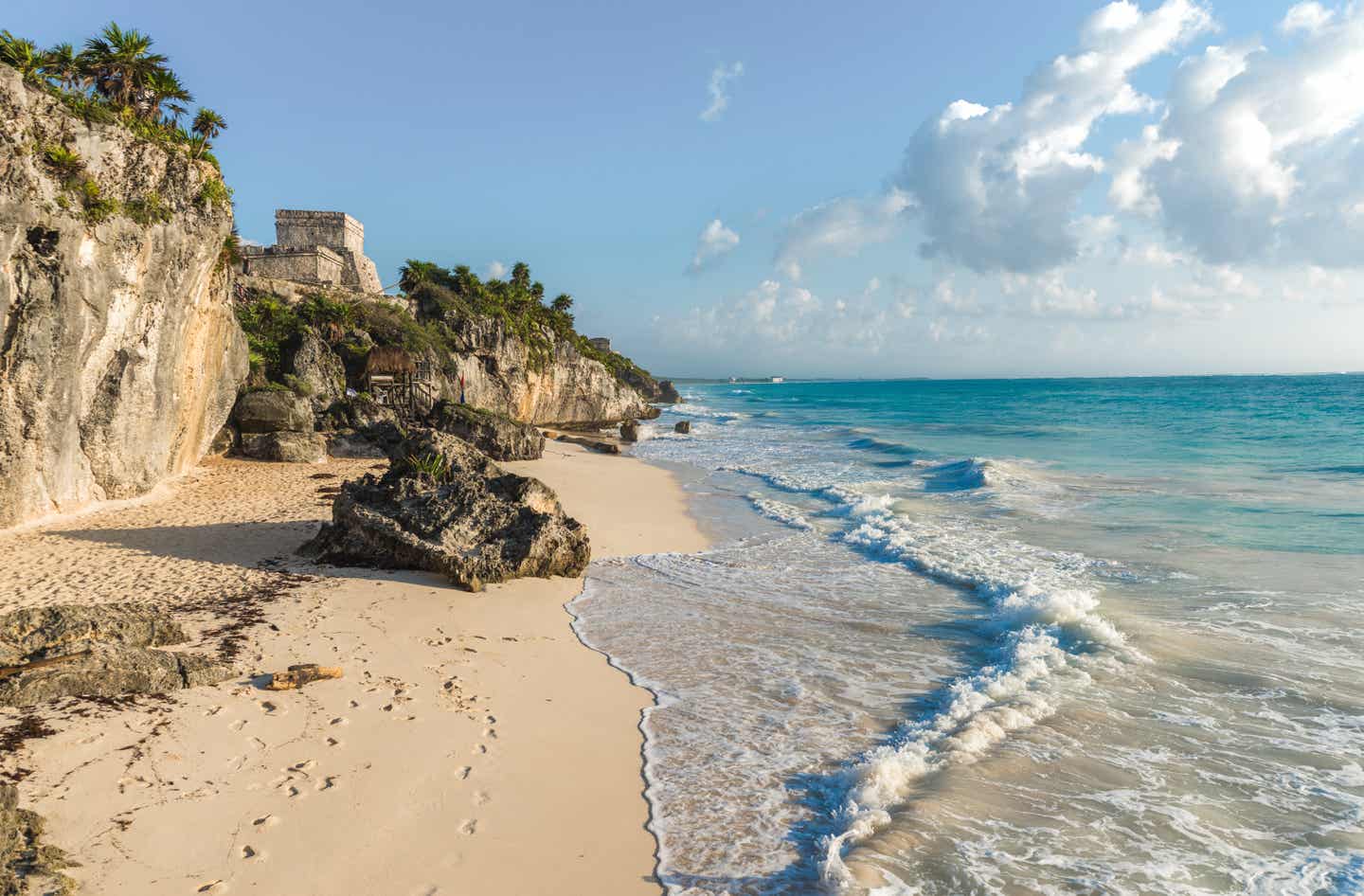 Strandurlaub in Mexiko: die Playa von Tulum mit Mayaruinen im Hintergrund