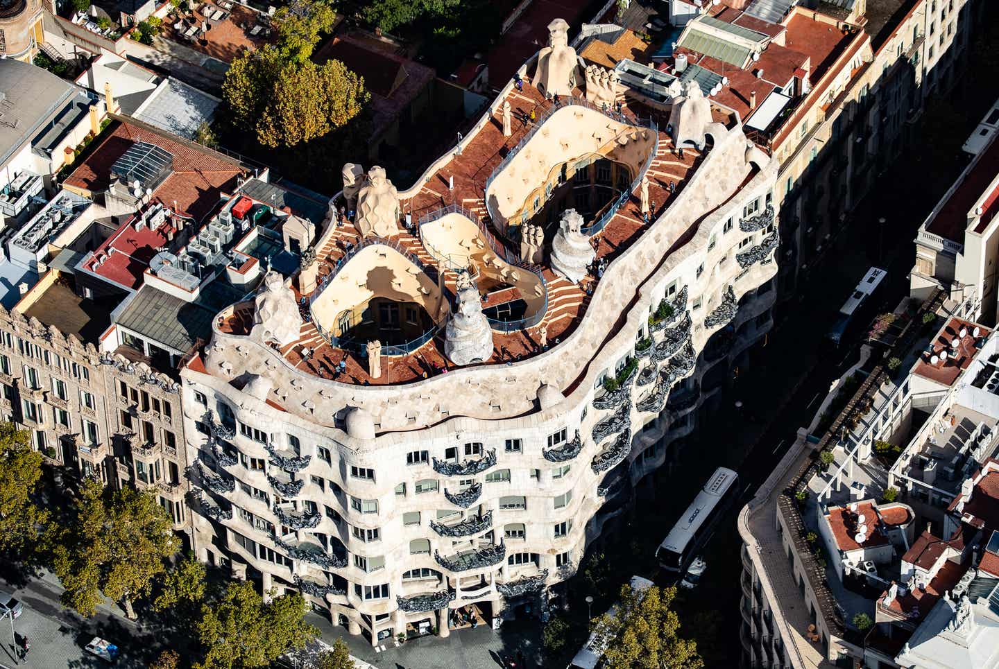 Urlaub in Katalonien – Casa Milà Gebäude von oben in Barcelona